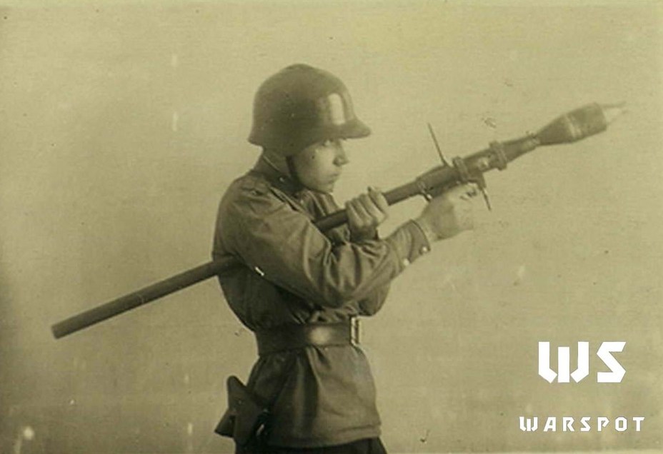 ​Стрельба из гранатомёта «Б» стоя из подмышки, 1944 год ЦАМО РФ - Первый советский РПГ 