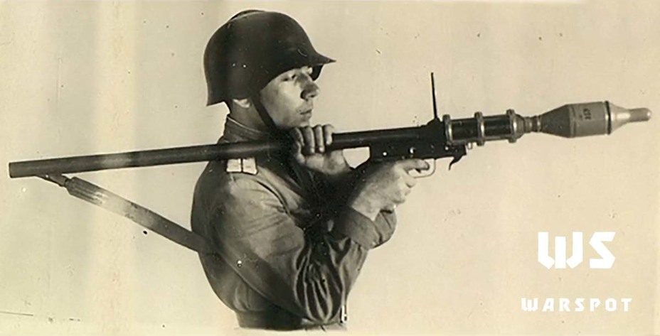 ​Стрельба из гранатомёта ЛПГ-44 стоя с плеча, 1945 год ЦАМО РФ - Первый советский РПГ 