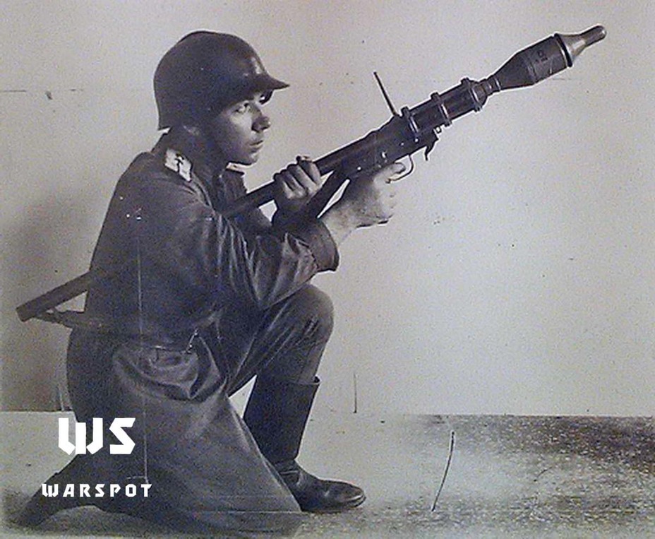 ​Стрельба из гранатомёта ЛПГ-44 сидя из подмышки, 1945 год ЦАМО РФ - Первый советский РПГ 