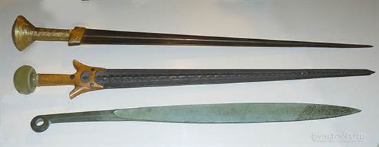 Современные реконструкции различных типов микенских мечей, в том числе (два верхних) — т. н. тип А.