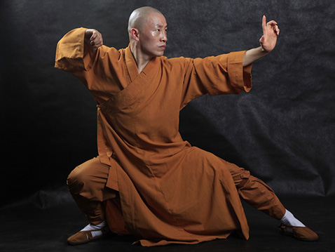 монах демонстрирует тайцзицюань, стиль долгожителей