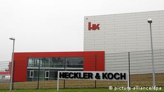 Firmenlogo und Werksgebäude des Waffenherstellers Heckler & Koch GmbH in Oberndorf am Neckar
