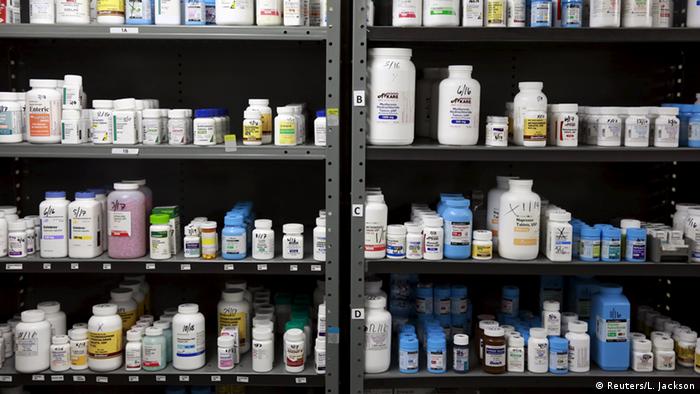 Шкаф с медикаментами в лечебнице для заключенных в лагере Гуантанамо