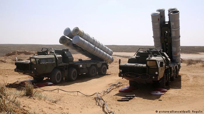 S-300 deploying during a military drill in Astrakhan (picture-alliance/dpa/D. Rogulin)