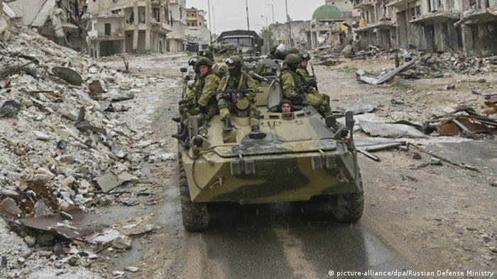 Syria, Aleppo, Russian soldiers (picture-alliance/dpa/Russian Defense Ministry)