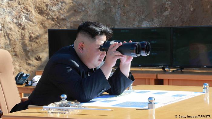 Ким Чен Ын наблюдает за ракетным запуском, июль 2017 года