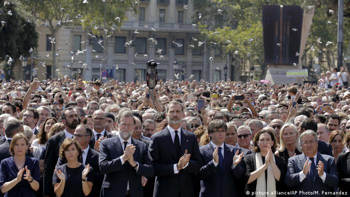 Crowds hold a minute of silence in Las Ramblas