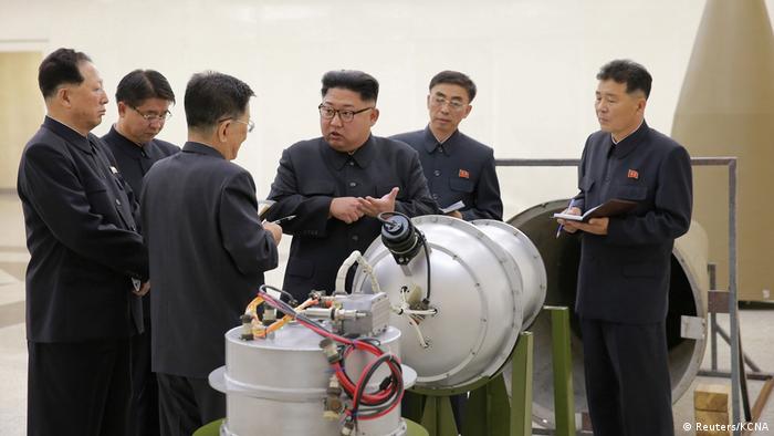 Лидер КНДР Ким Чем Ын (второй справа) осматривает теромоядерную боеголовку, сентябрь 2017 года