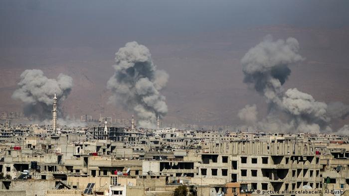Syrien Luftangriffe gegen Ost-Ghouta (picture alliance/abaca/A. Al-Bushy )