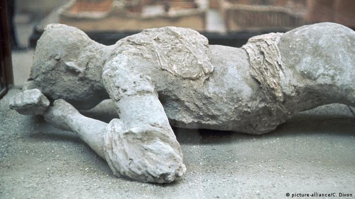 Italien, Pompeii: Skulptur die an den Ausbruch des Vesuv erinnert (picture-alliance/C. Dixon)