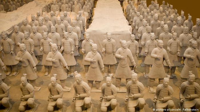 Deutschland, Weilburg: Terrakotta-Armee-Ausstellung, originalgetreue Nachbildungen der Figuren aus XIAN in China (picture-alliance/H. Falkenstein)
