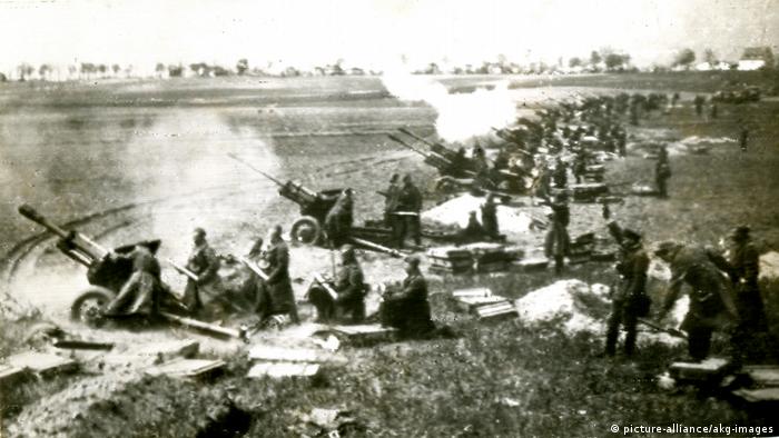 Советская артиллерия на окраине города приступает к обстрелу Берлина