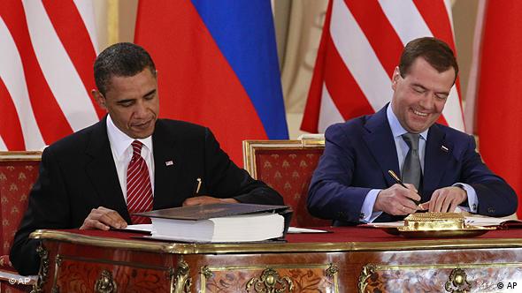 Барак Обама и Дмитрий Медведев подписывают договор СНВ-III