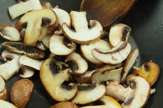 При мариновании грибов необходимо вовремя снимать пену, чтобы маринад был прозрачным, а специи и пряности добавлять уже после ее снятия