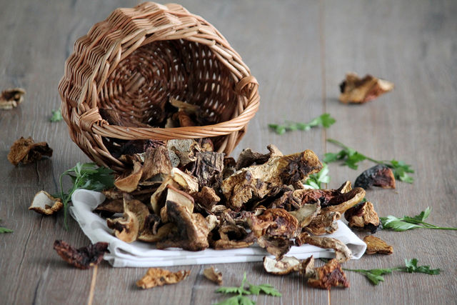 Правильно засушенные грибы сохраняют свой аромат и полезные свойства до трех лет