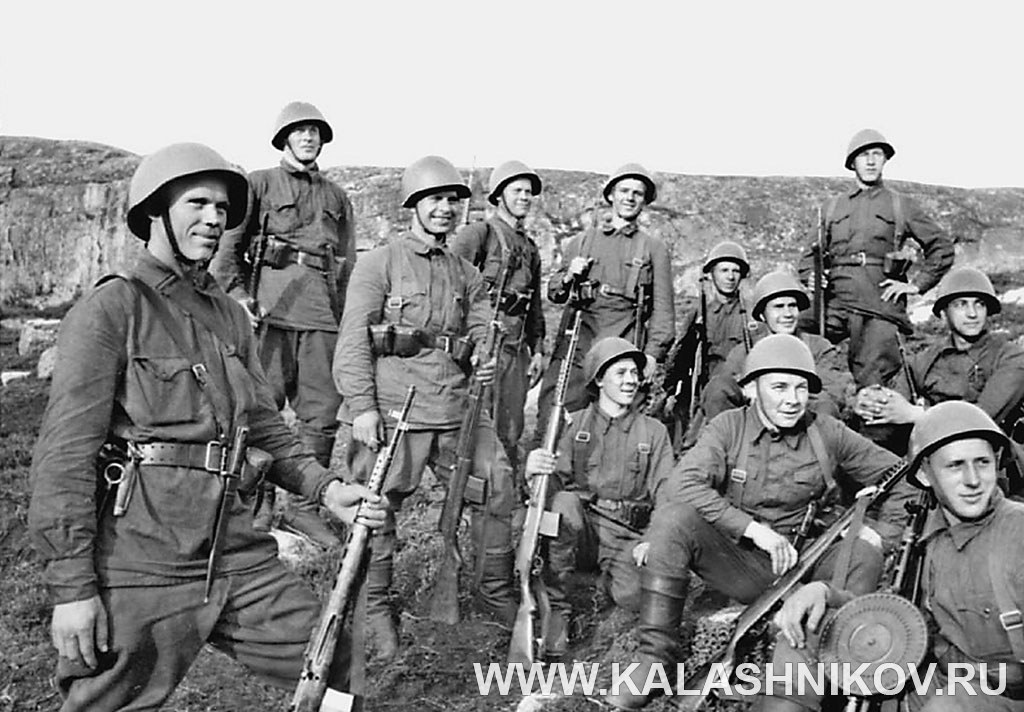 Групповой снимок бойцов Советской Армии. Фото журнала «Калашников»