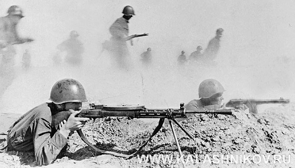 Советские солдаты ведут стрельбу. Фото журнала «Калашников»