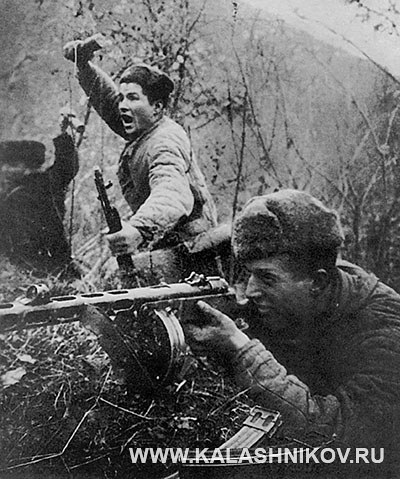 Советский солдат ведет огонь из ППШ-41. Фото журнала «Калашников»
