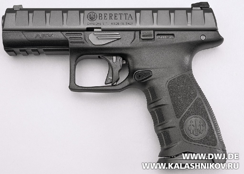 Пистолет Beretta APX. Вид слева. Журнал Калашников. DWJ