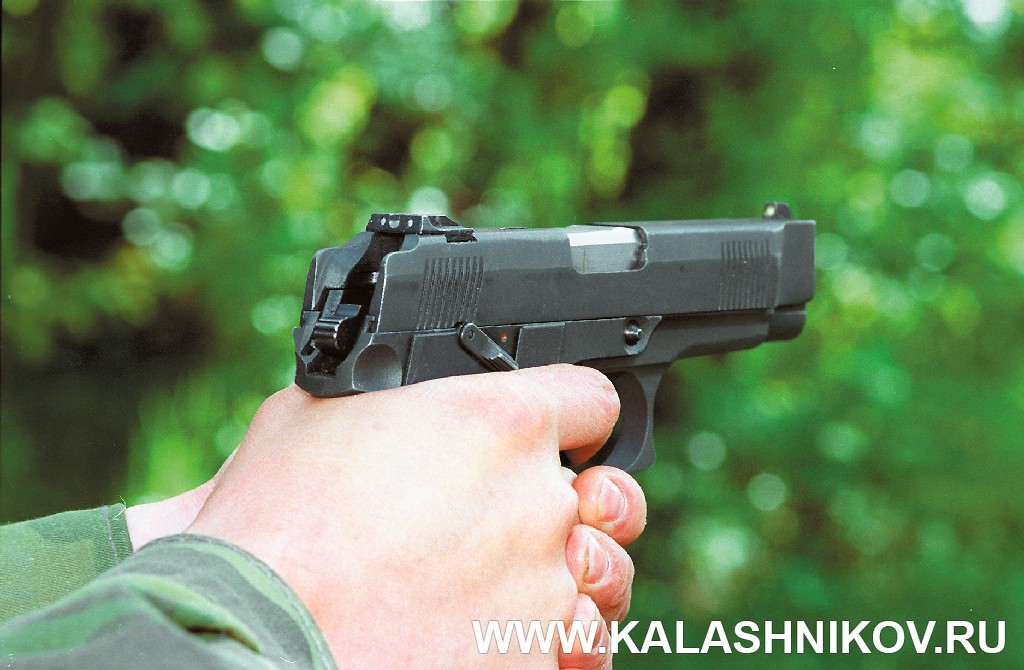 Пистолет Ярыгина (ПЯ) снятый с предохранителя. Журнал Калашников