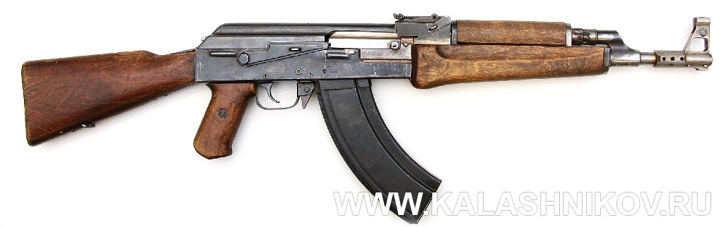 Автомат АК-47 №1 из коллекции ВИМАИВ и ВС. Вид справа. Журнал Калашников