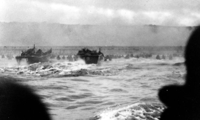 Американские десантные катера высаживают бойцов на пляже в Нормандии
