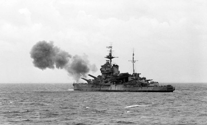 Британский линкор Уорспайт поддерживает огнем морской десант на побережье Нормандии
