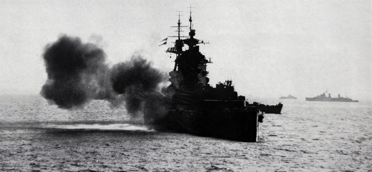 Британский линкор HMS Rodney ведет огонь по немецким позициям в Нормандии
