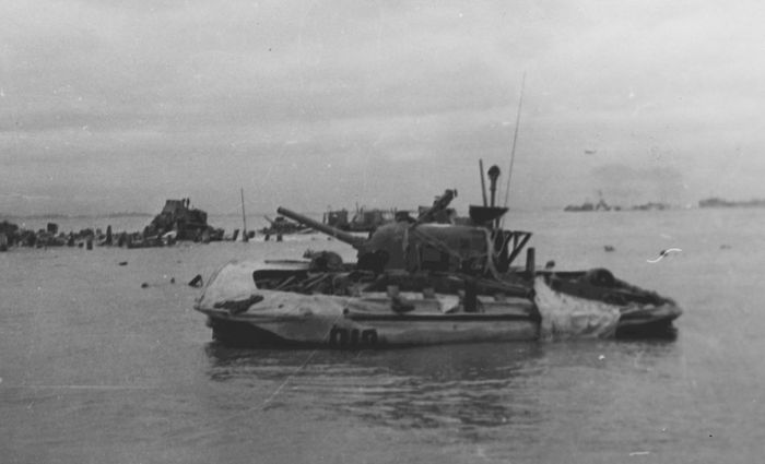 Плавающий танк-амфибия Sherman в Нормандии