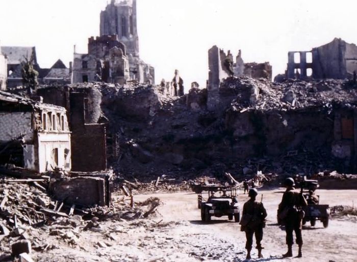 Руины города Сен-Ло лето 1944 года