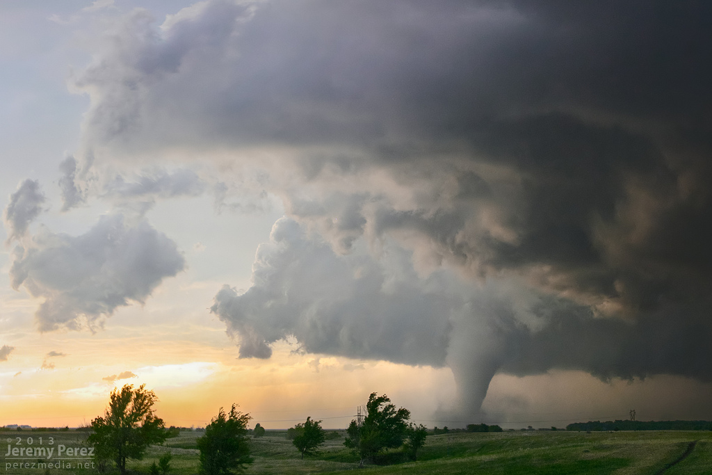 An EF-4 churns near Rozel, Kansas on May 18, 2013. (Jeremy Perez via Flickr)