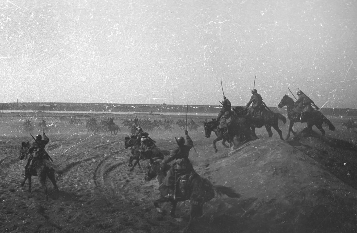 Атака советской конницы. Юго-Западный фронт, 1942 год © Фото с сайта waralbum.ru