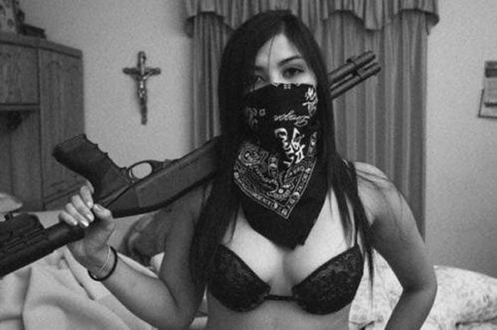 Девушки с оружием (64 фото)